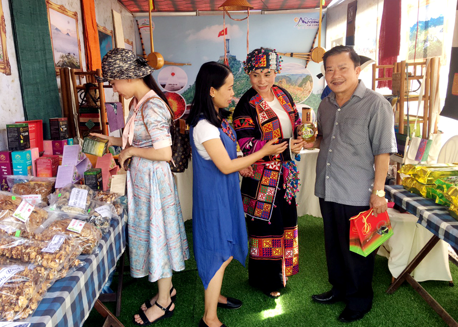 Du khách tham quan gian hàng giới thiệu du lịch và các sản phẩm đặc trưng của Hà Giang.