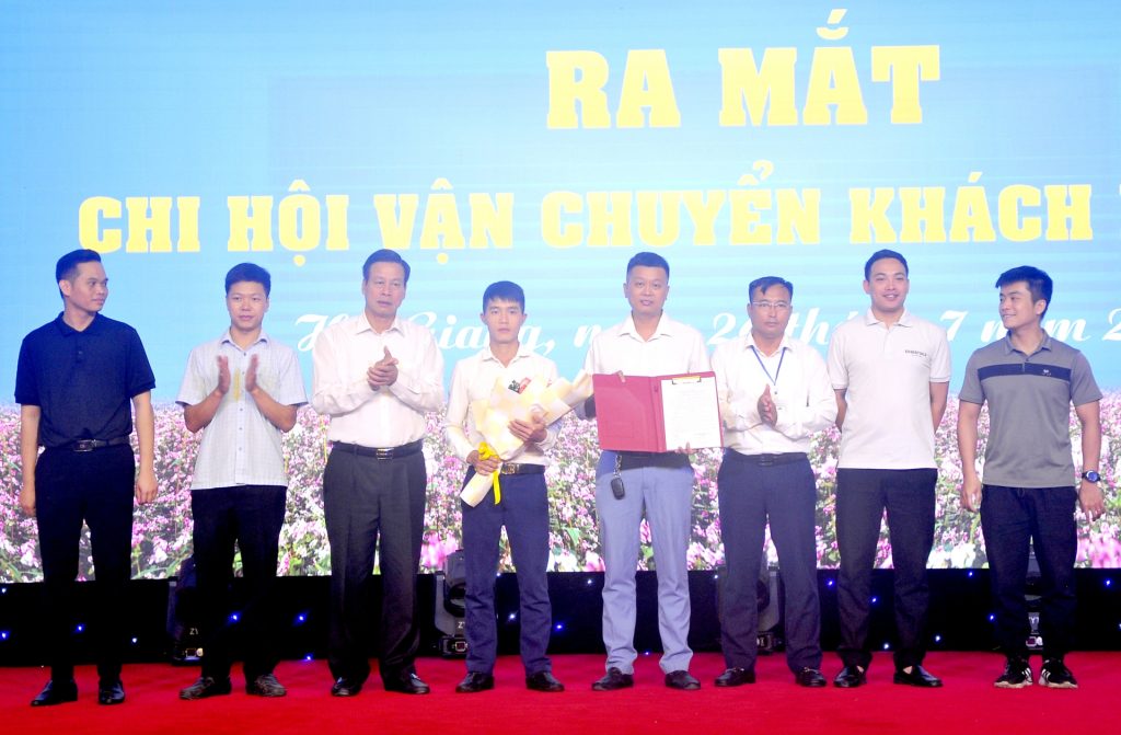 Chủ tịch UBND tỉnh Nguyễn Văn Sơn và Chủ tịch Hiệp hội DL tỉnh Lại Quốc Tĩnh trao Quyết định thành lập Chi hội vận chuyển khách DL cho các thành viên.