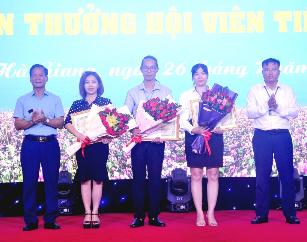 Giám đốc Sở Văn hóa TT&DL Nguyễn Hồng Hải và Chủ tịch Hiệp hội DL tỉnh Lại Quốc Tĩnh tặng Giấy khen cho các hội viên tiêu biểu.